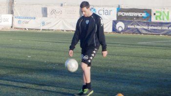 Alasia en su primer contacto con la pelota y el sintético de La Visera.