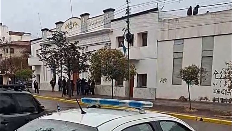 Un numeroso grupo de policías participaba en el allanamiento al Municipio de Allen. Se pudo observar a varias personas sobre el techo del edificio. 