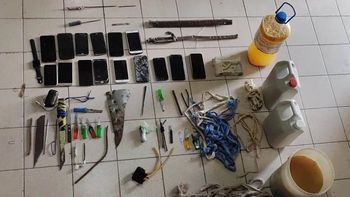 Celulares, facas y litros de pajarito encontraron en la cárcel de Roca durante una requisa. 