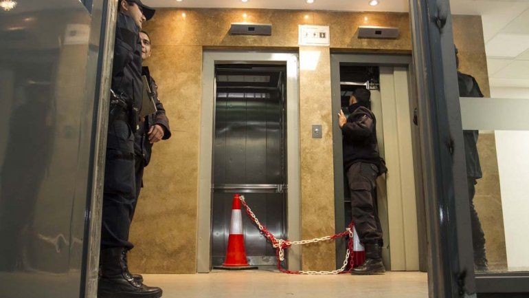 El ascensor del edificio municipal cayó del octavo piso: hay cuatro personas heridas