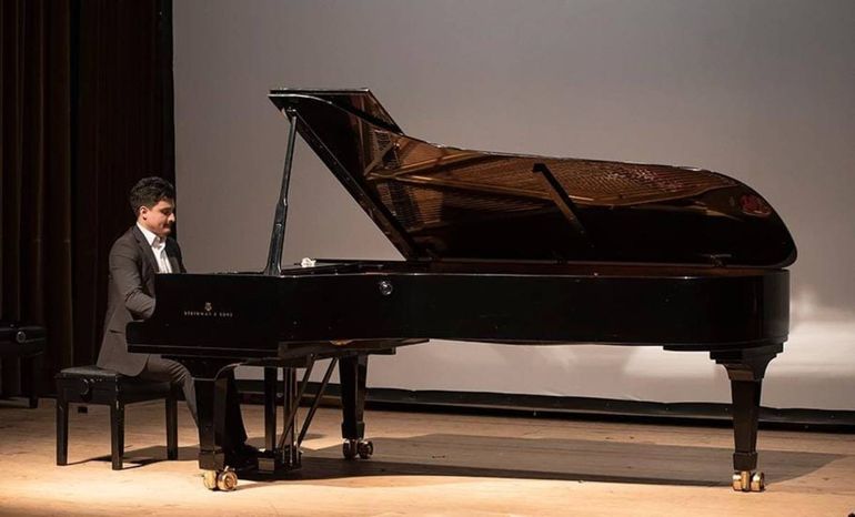 El talento cipoleño brilla en cada concierto con su piano.