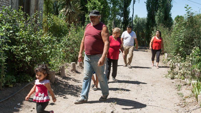 En la zona rural hay varias generaciones de vecinos esperando la electricidad. Padres