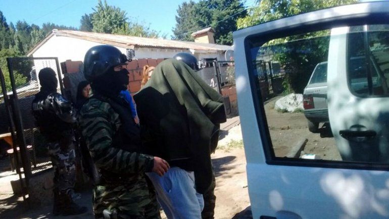 Les cayó la Policía y tiraron la cocaína con los platos sucios