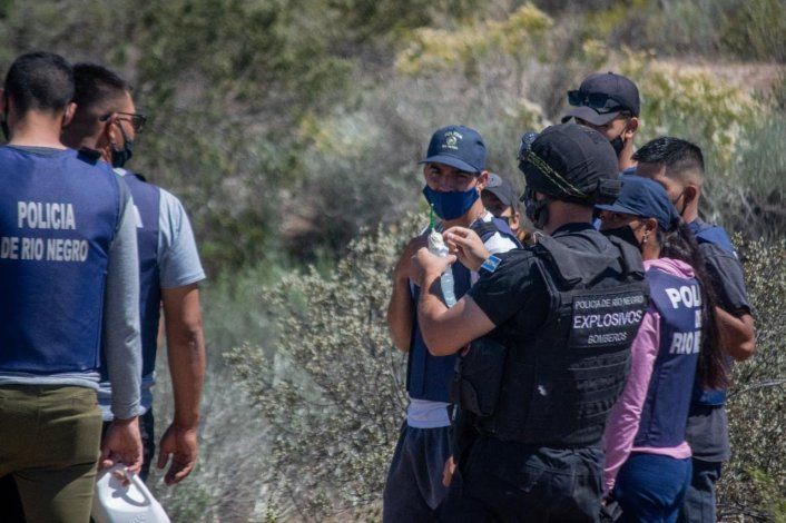 La División Explosivos manipulando la granada.&nbsp;