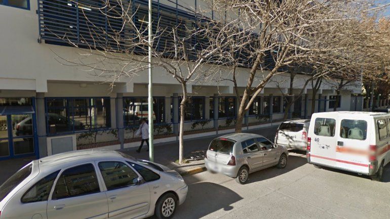 Vándalo rompió los vidrios de un colegio, quemó la biblioteca y le habló a las cámaras de seguridad