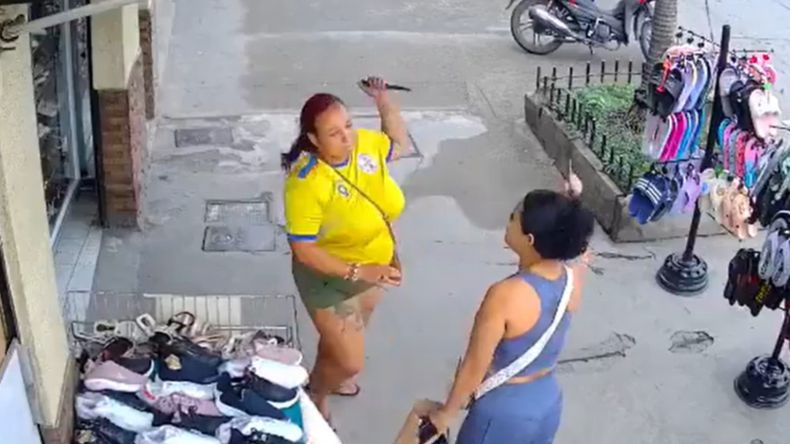 El enfrentamiento mortal entre dos mujeres que conmovió a la ciudad de Cali duró menos de dos minutos. | LMCipolletti.com El enfrentamiento mortal entre dos mujeres que conmovió a la ciudad de Cali duró menos de dos minutos.