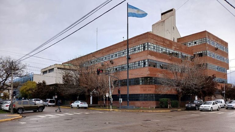 Un hombre de Sierra Grande es juzgado en Viedma por el abuso sexual de una adolescente a quien albergaba en su casa a través de un programa solidario estatal. 