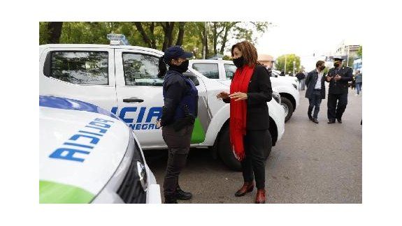 La gobernadora estuvo viendo las camionetas entregadas.&nbsp;