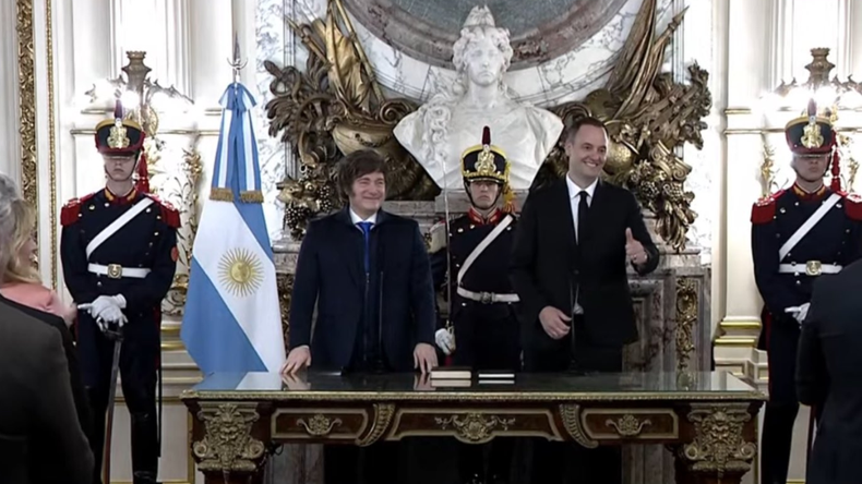 Javier Milei le tomó juramento a Manuel Adorni como Jefe de Gabinete | LMCipolletti.com Javier Milei le tomó juramento a Manuel Adorni como Jefe de Gabinete