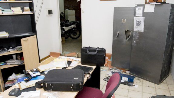 Importantes daños provocaron los delincuentes durante su estadía en las oficinas de Automotores Juanka.