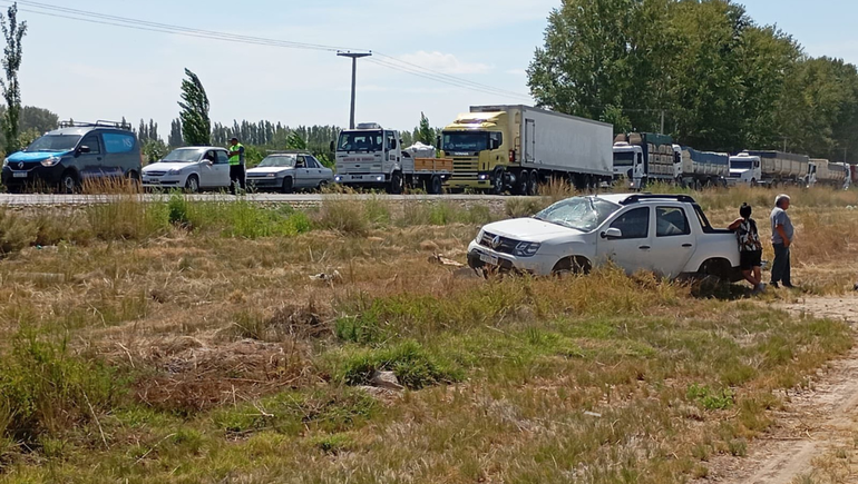 La camioneta Oroch sufrió un vuelco tras intentar esquivar el cargamento que caía desde el camión. Sus ocupantes fueron trasladados al hospital. La camioneta Oroch sufrió un vuelco tras intentar esquivar el cargamento que caía desde el camión. Sus ocupantes fueron trasladados al hospital.