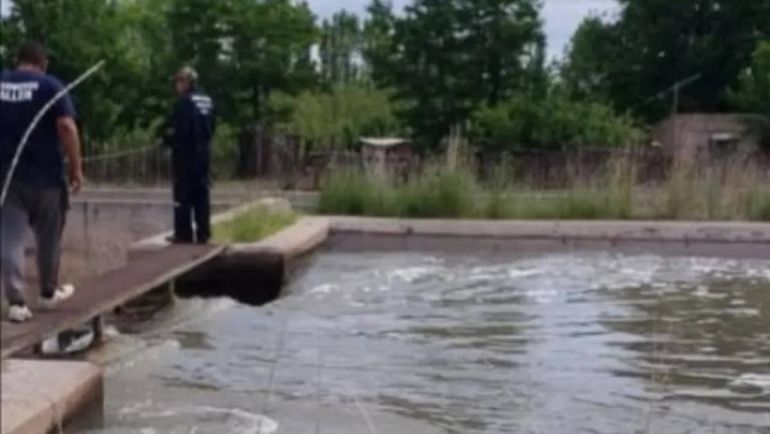 Horror en Allen: Encuentran flotando en un canal de riego el cuerpo de un hombre
