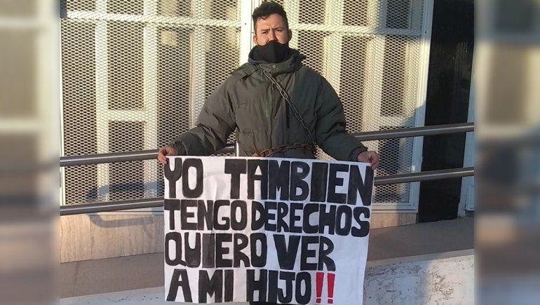 Se encadenó en el Juzgado de Familia para poder reencontrarse con su hijo