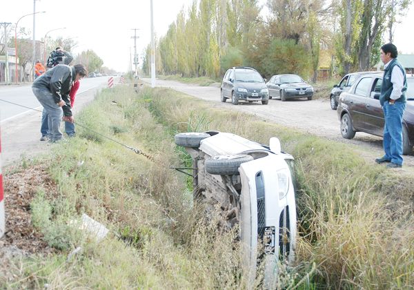 Volcó y terminó en el canal de la Circunvalación