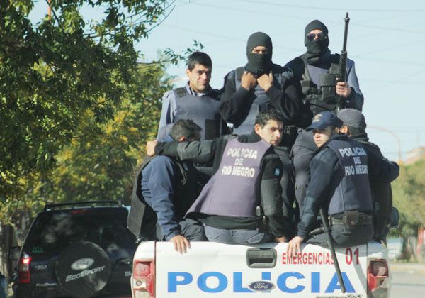Liberan a mujeres detenidas en múltiples allanamientos