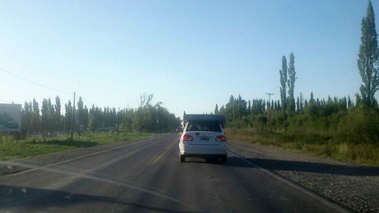 Llevaba el colchón suelto en el techo del auto y lo escracharon