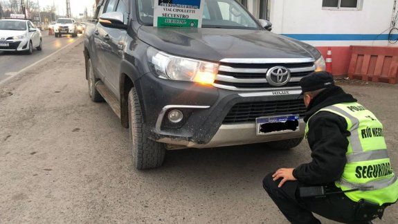 Circulaba por la Ruta 22 en una Toyota robada con patente trucha