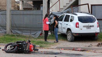 La Duster se metió en una casa luego del violento choque con la moto.