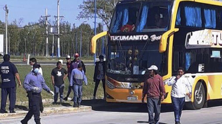 Trabajadores golondrinas varados en el Alto Valle vuelven a casa