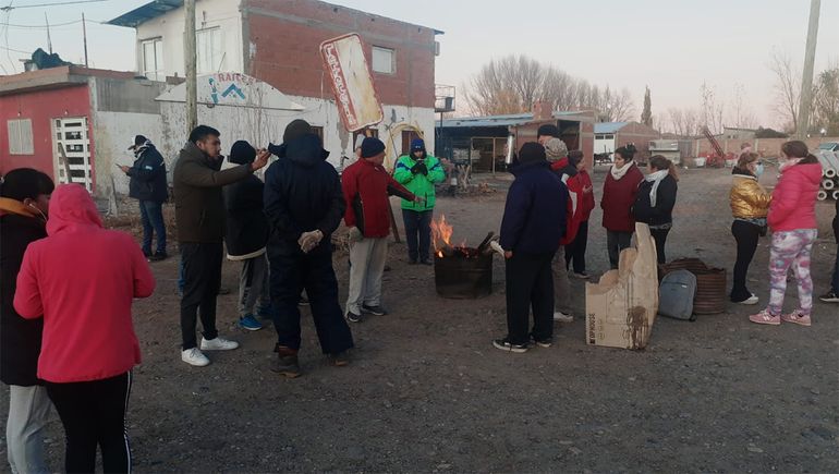 Bloquean el acceso a una empresa, en reclamo de la regularización del servicio de luz