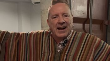 PiL, Sex Pistols y Patagonia: así terminó John Lydon con un poncho de Chubut. | LMCipolletti.com PiL, Sex Pistols y Patagonia: así terminó John Lydon con un poncho de Chubut.