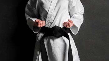La mujer aseguró que su vecino le dijo que “él practicaba taekwondo” y que “podía pegarle tranquilamente”. Lo denunció y acordaron una probation. 