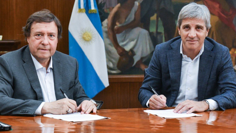 El gobernador de Río Negro junto al Ministro de Economía de la Nación.