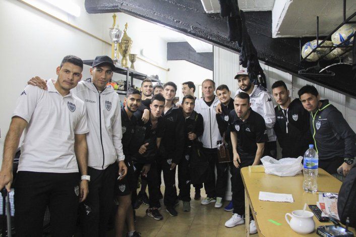 Los hinchas albinegros recibieron con emoción al equipo