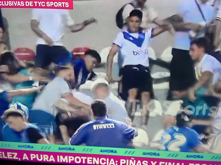 La transmisión mostró los incidentes en la tribuna de Vélez.