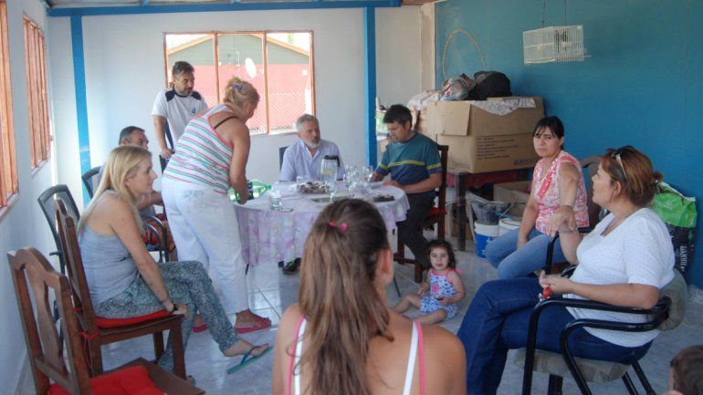 Las familias víctimas de la inseguridad en el loteo de Las Viñas en Fernández Oro contaron a LM Cipolletti los permanentes robos y asaltos.