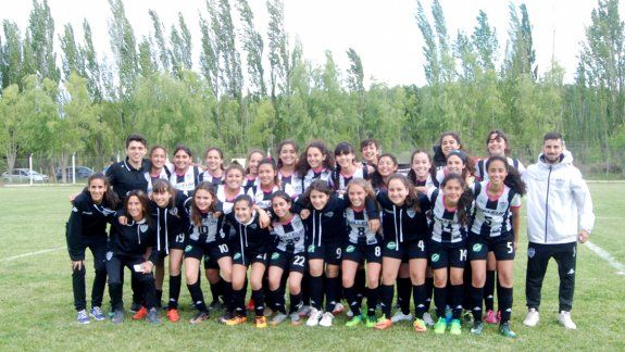 Los equipos sub-16 de Cipolletti y San Lorenzo del Anai Mapu.