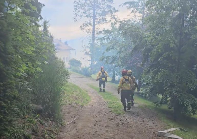 Integrantes del SPLIF combatieron las llamas cercanas al cerro Runge. 