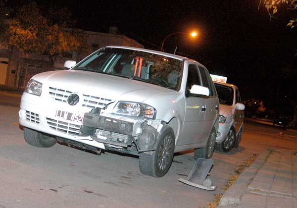 Un auto y una moto chocaron en la peligrosa esquina de Alem y Sáenz Peña