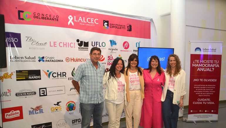 Alejandro Schroeder con el staff de Leben Salud y autoridades municipales.