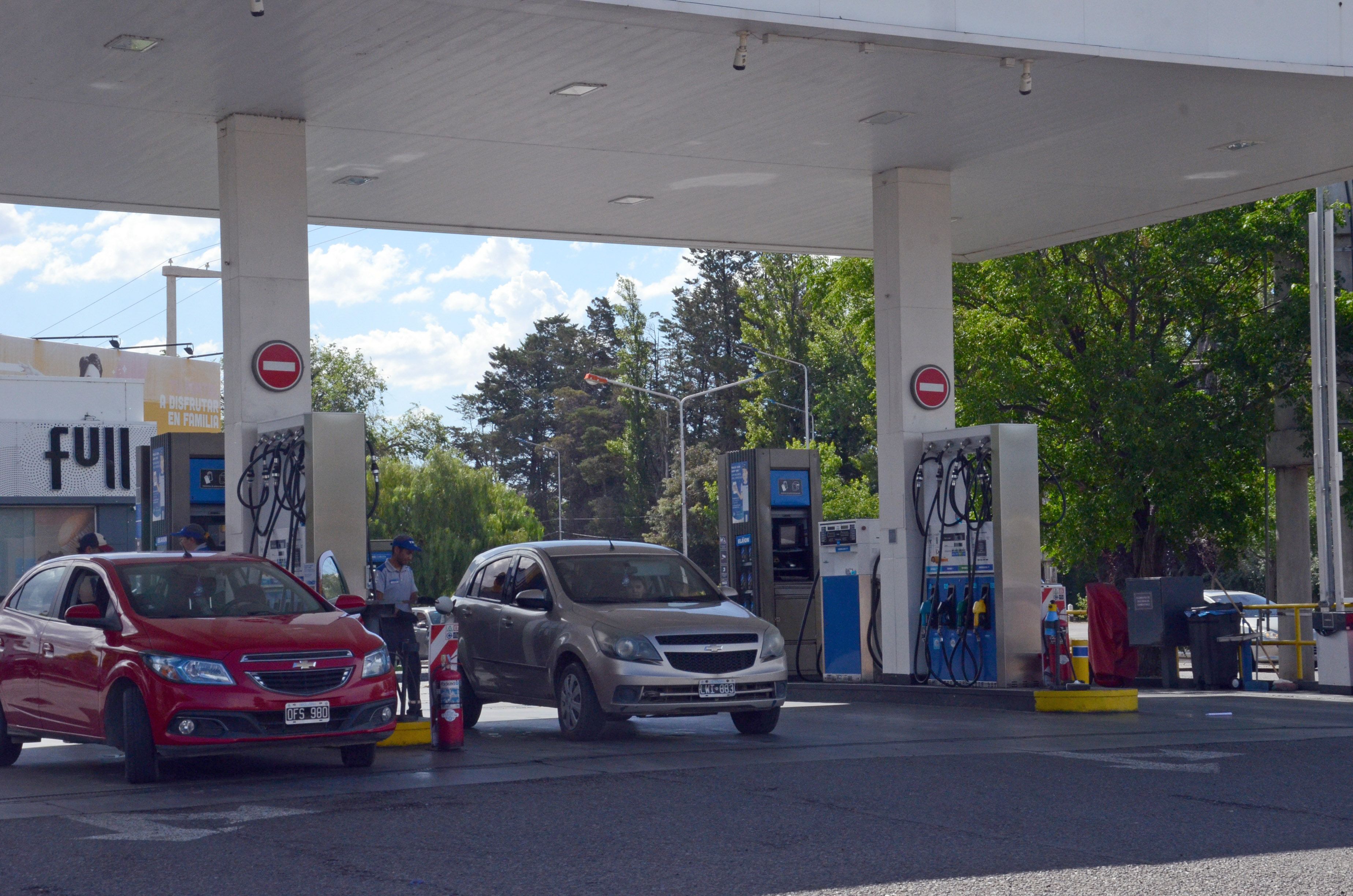 YPF reducirá el precio de las naftas por la baja del barril de petróleo.