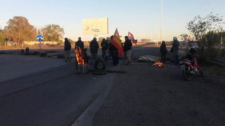 Tránsito complicado: obreros de MAM cortan mañana el puente viejo con su reclamo