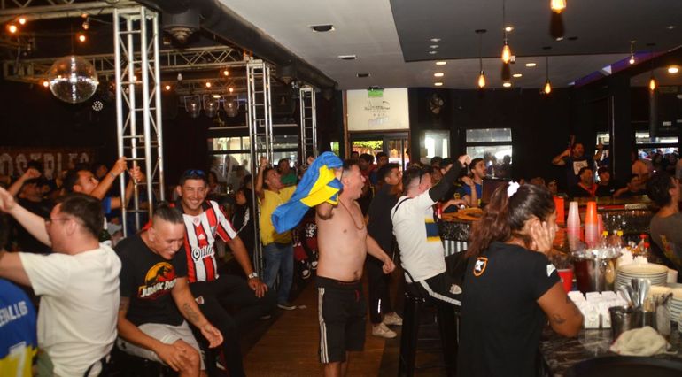 En ocho fotos: así se vivió el River-Boca en un bar de Cipolletti