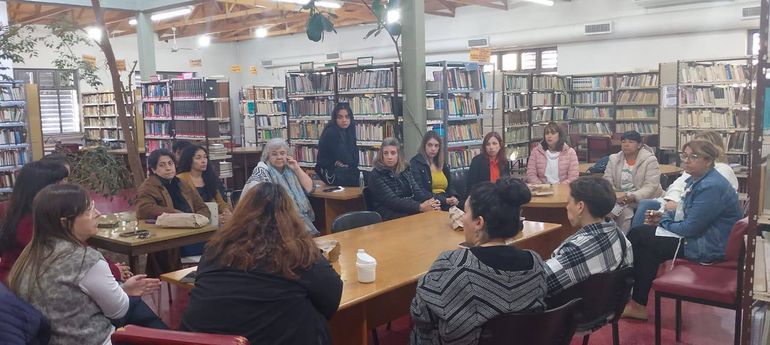 Hoy se realizó una reunión de trabajadores en la Biblioteca de la Facultad.