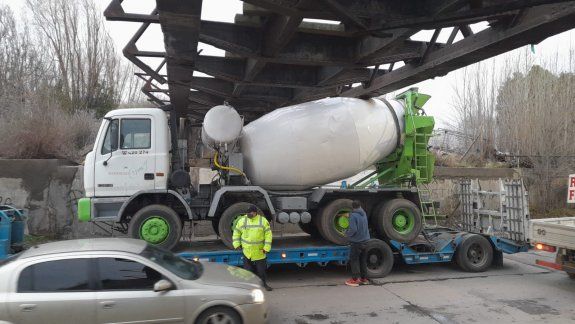 Video: tuvieron que desinflar las cubiertas para sacarlo del puente