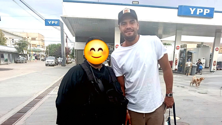 Chiquito Romero posó con grandes y niños en el centro de Allen este sábado. Foto gentoleza InfOro.
