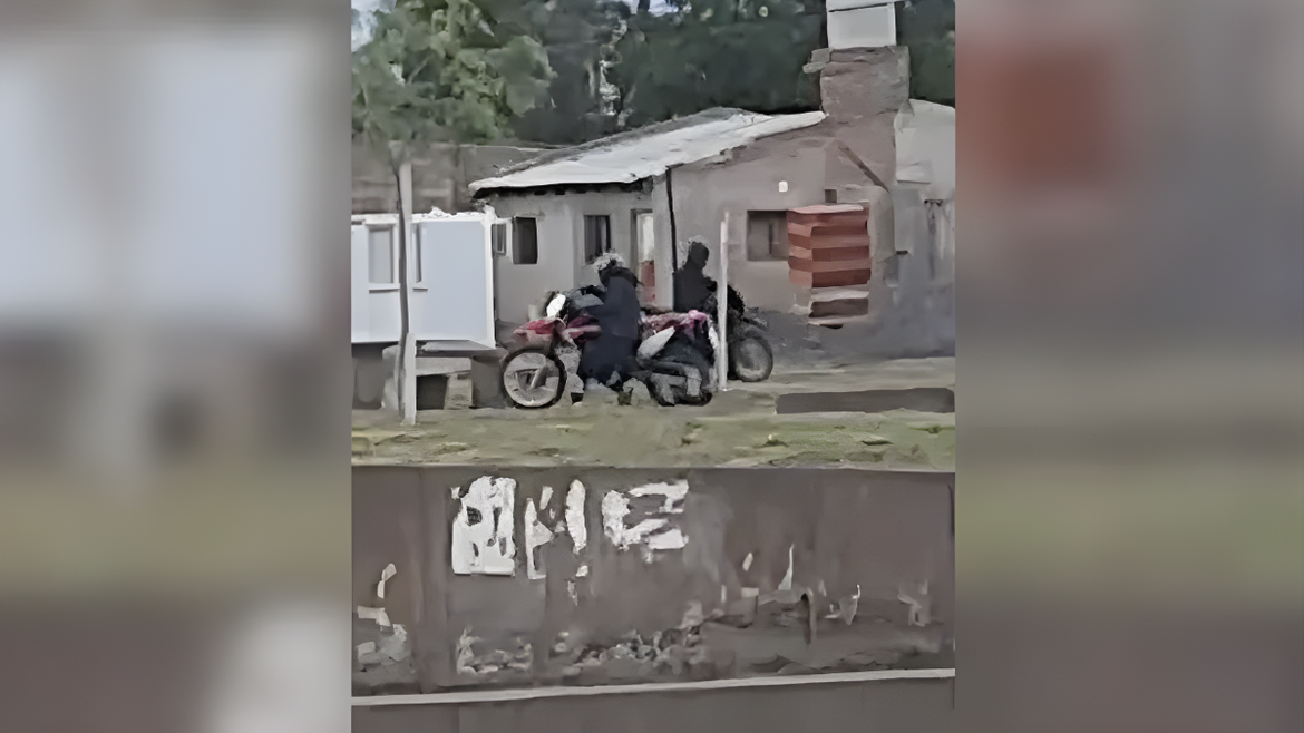 El ladrón le gatilló tres veces al dueño de la moto. El robo fue filmado por testigos. | LMCipolletti.com El ladrón le gatilló tres veces al dueño de la moto. El robo fue filmado por testigos.