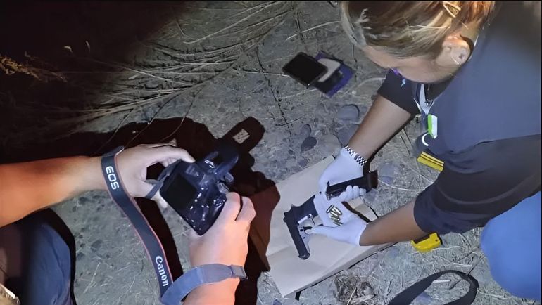 La pistola con balas fue hallada dentro de una riñonera que los sospechosos habrían descartado.&nbsp;