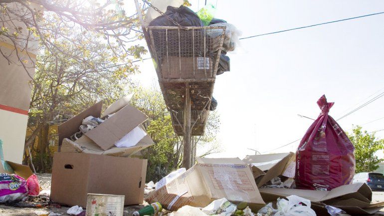 Los desperdicios que quedaron en la calle tras la falta de camiones tampoco habían sido retirados por los barrenderos.