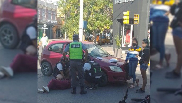 Sin licencia ni seguro, atropelló a una mujer en el Bajo neuquino