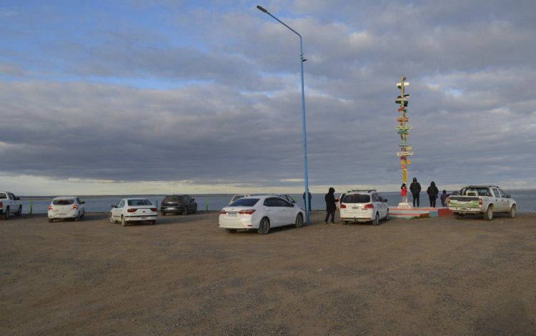 La pleamar liberó la ballena encallada en San Antonio