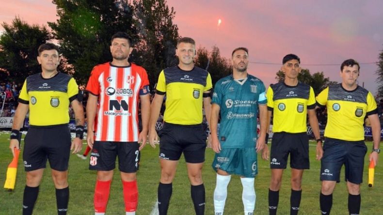 Carlos Salinas, sus compañeros del equipo arbitrales y los dos capitanes, en la previa al partido. Foto: Verito Fotografía