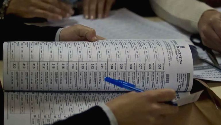 El documento válido para votar será siempre el ejemplar que figura en el padrón. El documento válido para votar será siempre el ejemplar que figura en el padrón.
