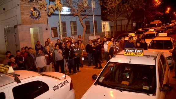 Delincuentes asaltaron a un taxista con un destornillador
