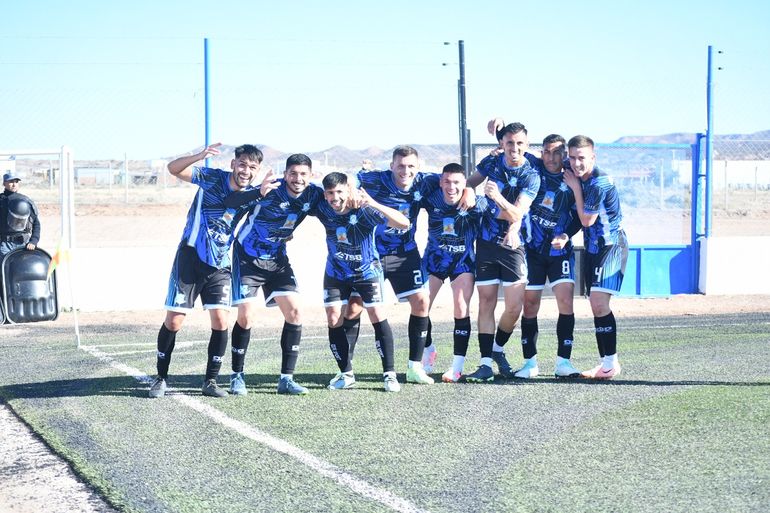 Deportivo Rincón festejó en casa y los mira a todos desde arriba. Fotos: gentileza Miguel Huentecol 