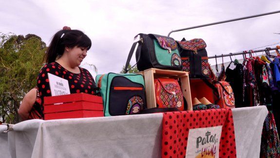 La artesana expone sus diseños en la Feria de la Calesita.